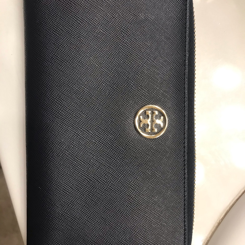 Authentic Tory Burch Robinson ZIP Around Wallet
